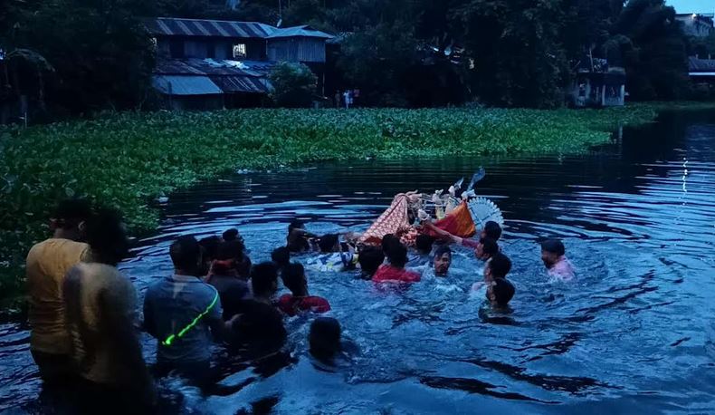 কাপ্তাই হ্রদে প্রতিমা বিসর্জনের মধ্য দিয়ে রাঙ্গামাটিতে শেষ হল দুর্গোৎসব