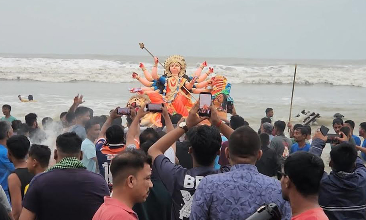 দুর্গা প্রতিমা বিসর্জন উৎসবে কক্সবাজার সৈকতে পর্যটকের ঢল