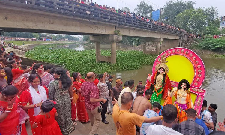 বগুড়ায় প্রতিমা বিসর্জনের মধ্য দিয়ে শেষ হলো শারদীয় দুর্গোৎসব