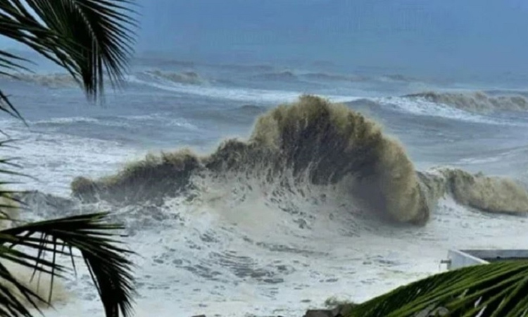 বঙ্গোপসাগর অবস্থানরত গভীর নিম্নচাপটি রাত ৯টায় উপকূল অতিক্রম করতে পারে
