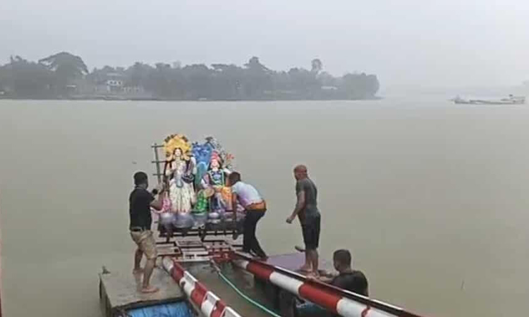 সুনামগঞ্জে সুরমা নদীতে দুর্গা প্রতিমা বিসর্জন 