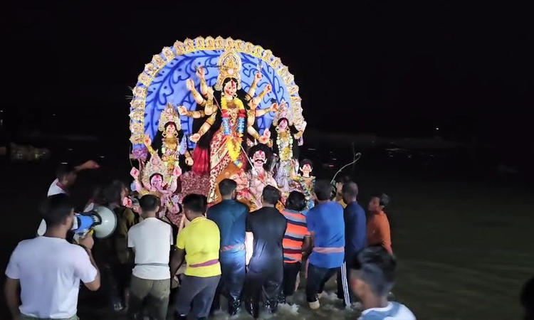 নেত্রকোনায় বিসর্জনের মধ্য দিয়ে শেষ হলো দুর্গাপূজা