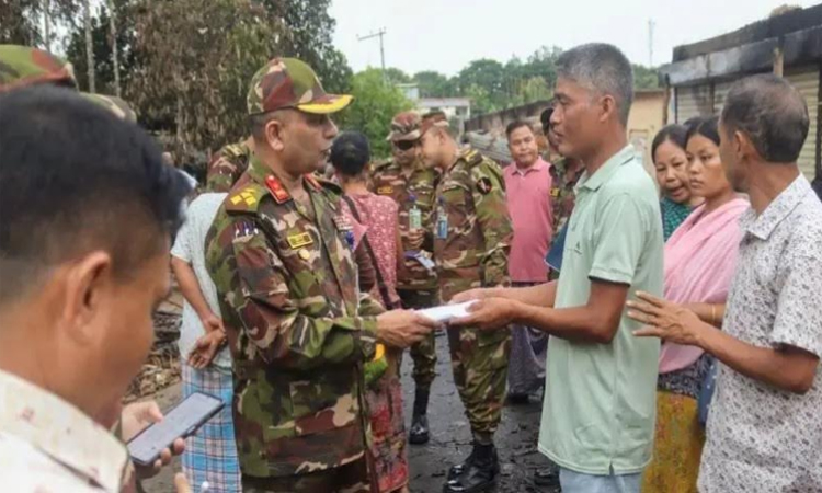 খাগড়াছড়ির গুইমারার রামসু বাজারে ক্ষতিগ্রস্তদের পাশে সেনাবাহিনী