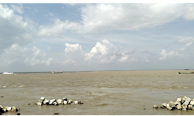 চাঁদপুরে মাছ ধরায় ২২ দিনের নিষেধাজ্ঞা : জেলে শূন্য পদ্মা-মেঘনা নদী