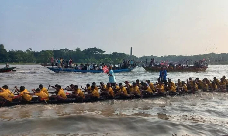 মাদারীপুরে উৎসবমুখর পরিবেশ ভেলাবাইচ অনুষ্ঠিত