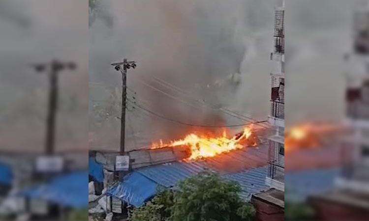 চট্টগ্রামে আগুনে পুড়েছে ঝুট কারখানা