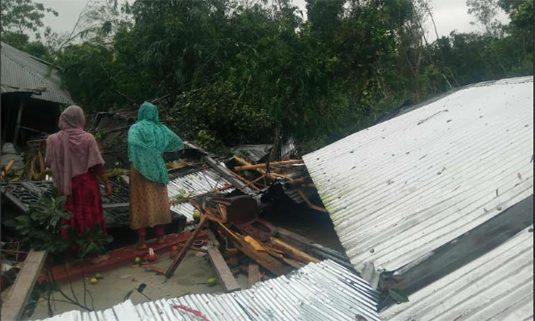 লালমনিরহাটে আকস্মিক ঘূর্ণিঝড়ে ক্ষতিগ্রস্ত কয়েকশো পরিবার
