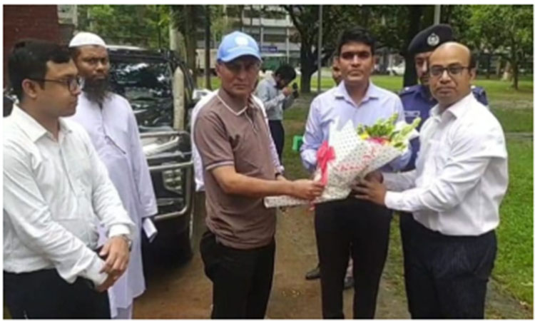 হিলি স্থলবন্দর পরিদর্শন করেছেন রংপুর বিভাগীয় কমিশনার 