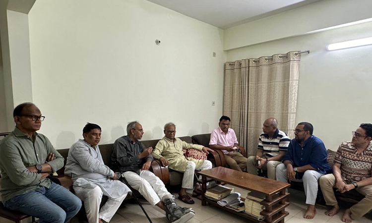 দুর্ঘটনায় আহত বিএনপি’র স্বাস্থ্য সম্পাদক ডা. রফিককে দেখতে গেলেন রিজভী