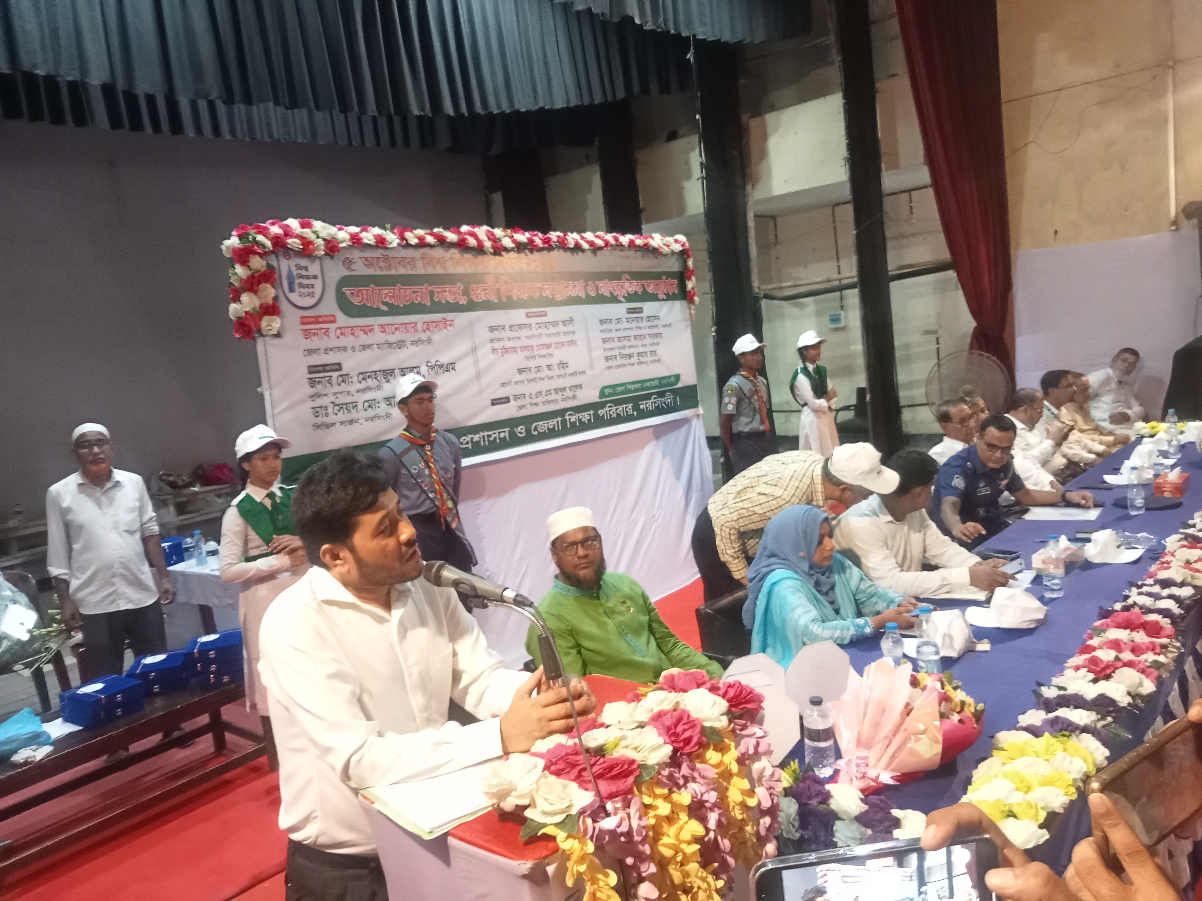 নরসিংদীর পাঁচ গুণী শিক্ষক পেলেন সম্মাননা