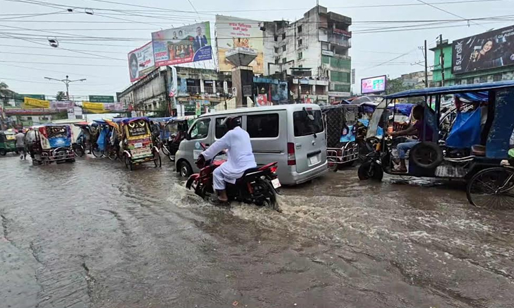ভারী বর্ষণে বগুড়া শহরের বিভিন্ন সড়ক, খেলার মাঠ ও নিচু এলাকা প্লাবিত