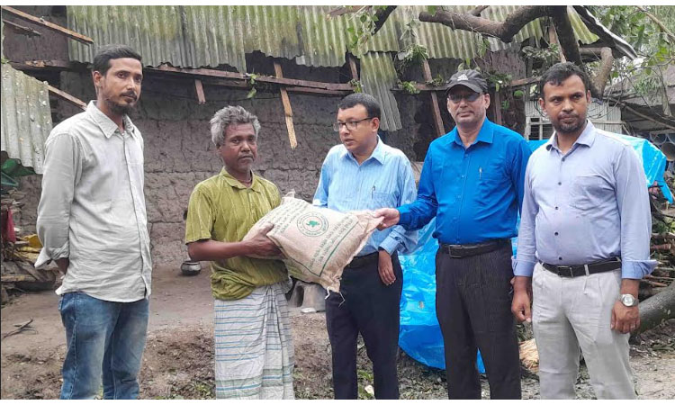 নওগাঁয় ঝড়ের তাণ্ডবে ক্ষতিগ্রস্ত পরিবারকে প্রশাসনের সহায়তা 