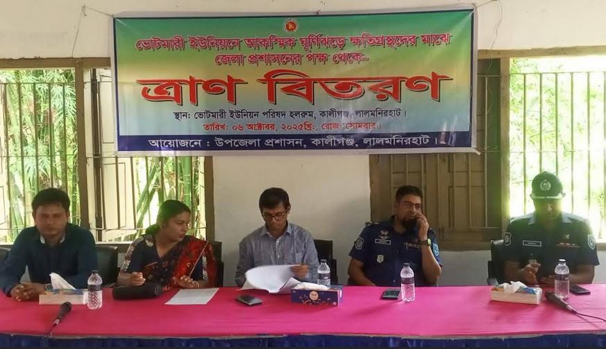 লালমনিরহাটে ঝড়ে ক্ষতিগ্রস্ত পরিবারের মাঝে অর্থ ও ঢেউটিন বিতরণ 