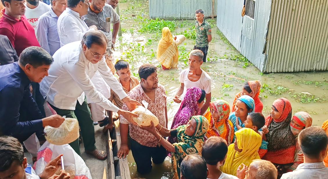 লালমনিরহাটে বন্যা কবলিতদের পাশে বিএনপি নেতা দুলু