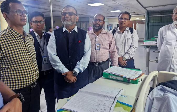 ইমেরিটাস অধ্যাপক সৈয়দ মনজুরুল ইসলামকে দেখতে হাসপাতালে ঢাবি উপাচার্য