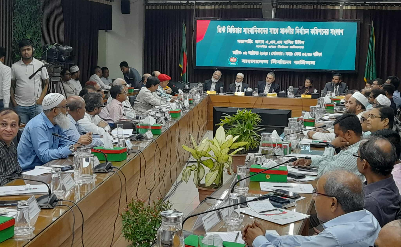 ইসি-মিডিয়া সংলাপ : স্বচ্ছ ও বিশ্বাসযোগ্য নির্বাচনের আহ্বান