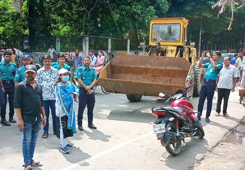 চট্টগ্রামে অবৈধভাবে গড়ে ওঠা ৪৫টি অস্থায়ী দোকান উচ্ছেদ করেছে চসিক