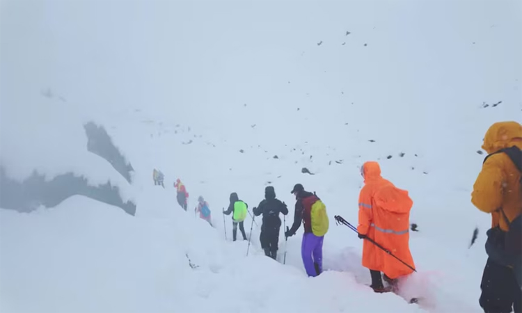 এভারেস্টের কাছে তুষারঝড়ে আটকে পড়া সব হাইকার উদ্ধার