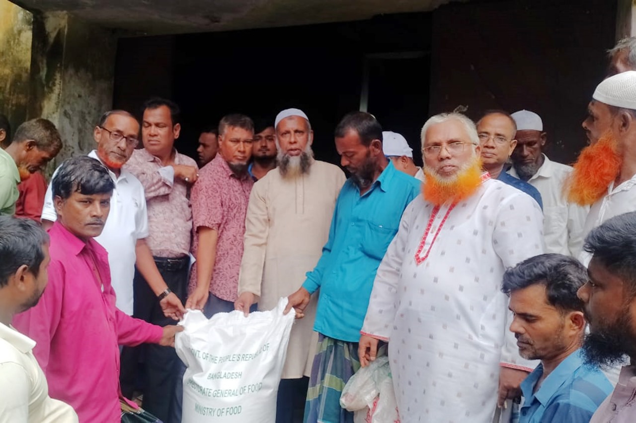 চাঁদপুরে কারেন্ট জাল ও দু’টি বোটসহ ১৭ জেলে আটক