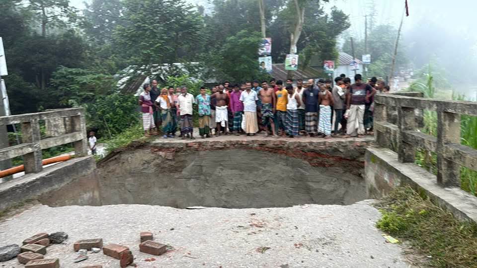 ধলেশ্বরী নদীতে নির্মিত ব্রিজের সংযোগ সড়ক ধসে যোগাযোগ বিচ্ছিন্ন ৫ ইউনিয়নবাসীর 