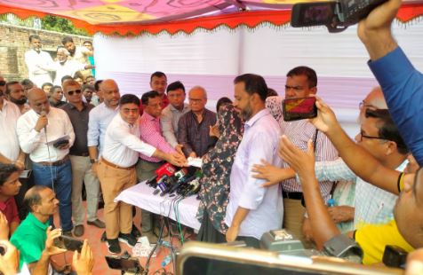 গরু ছাড়াই ঘানি টানা সেই প্রবীণ দম্পতির পাশে দাঁড়ালেন তারেক রহমান