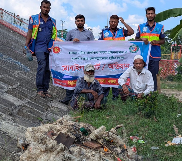 হালদায় ২ জেলেকে জরিমানা, জাল জব্দ