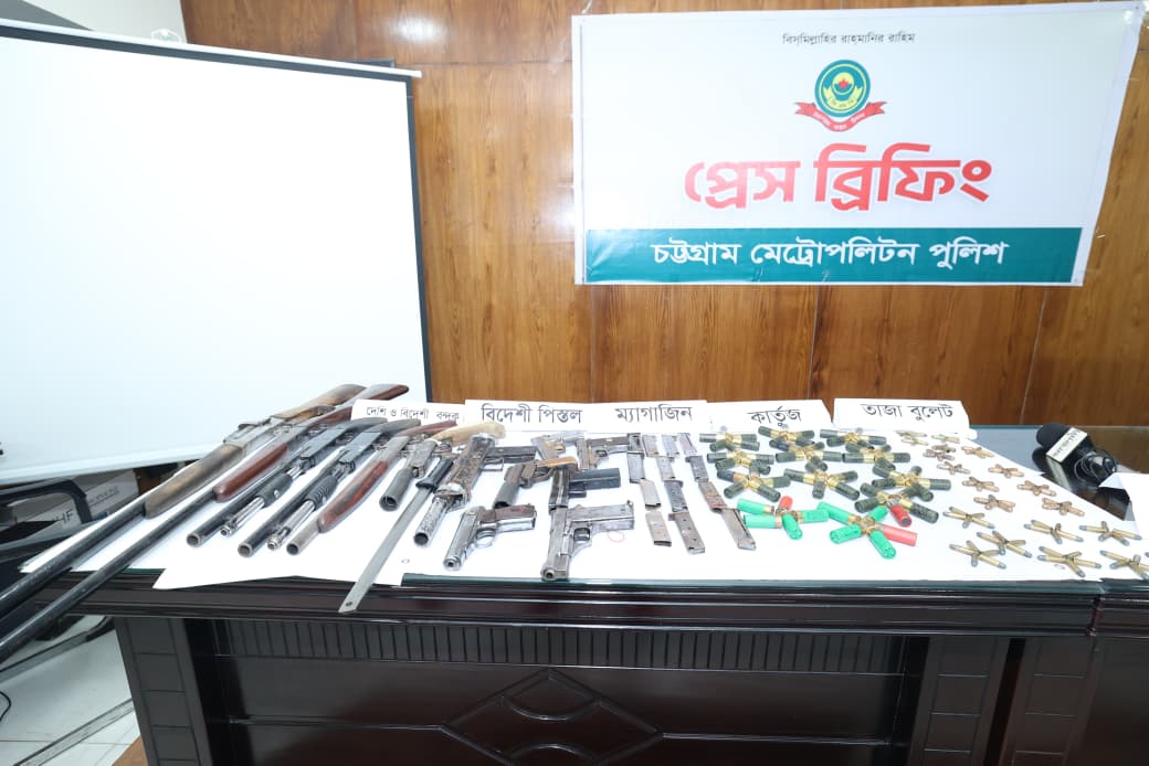 চট্টগ্রামে বিপুল অস্ত্র-গোলাবারুদসহ ৩ সন্ত্রাসী গ্রেফতার