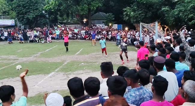 ফরিদপুরে গ্রামীণ ফুটবল প্রতিযোগিতায় হাজারো মানুষের ঢল