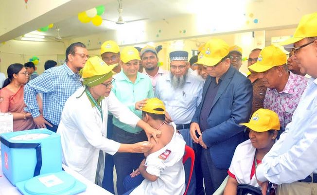 খুলনায় বিভাগীয় পর্যায়ে টাইফয়েড টিকাদান ক্যাম্পেইনের উদ্বোধন