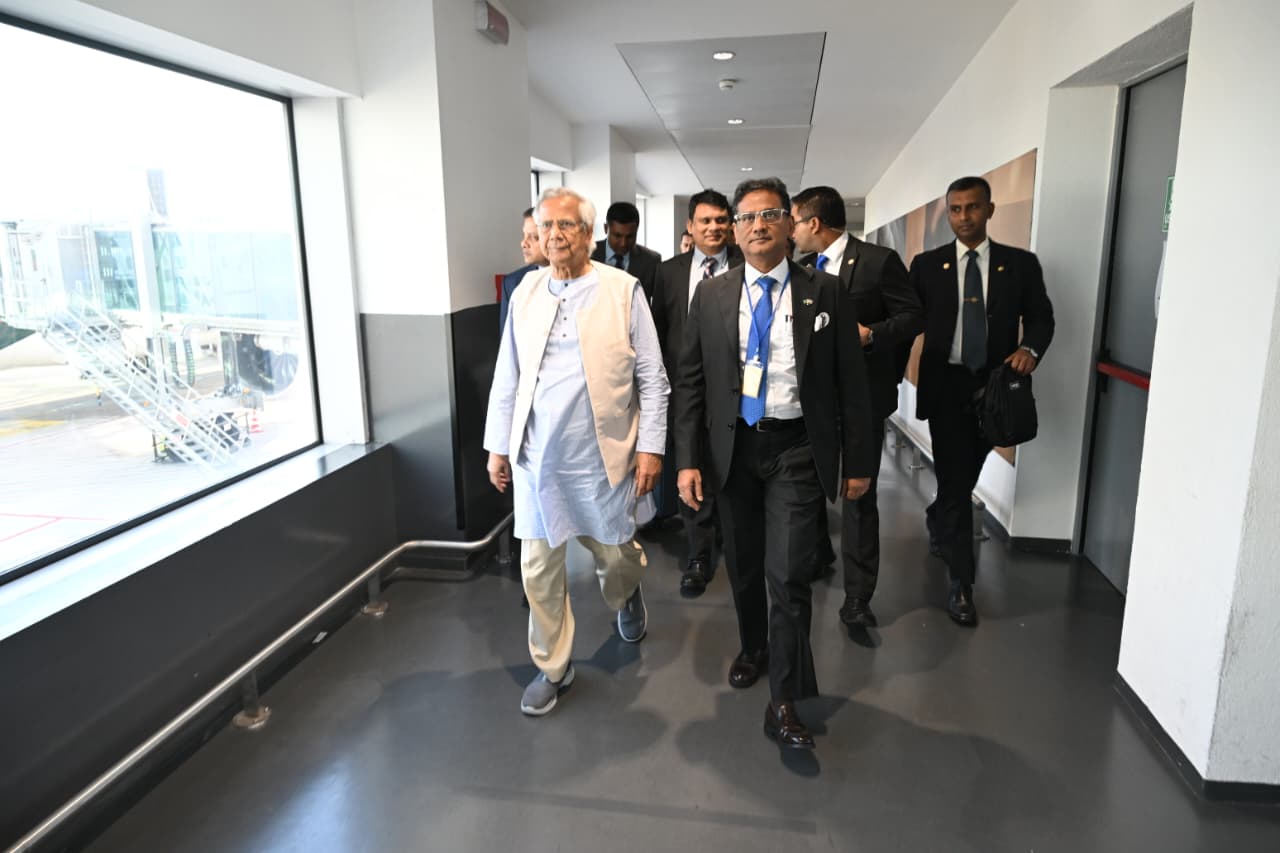 প্রধান উপদেষ্টা রোম পৌঁছেছেন
