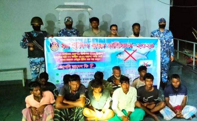 চাঁদপুরে অবৈধ জাল ও বোটসহ ১১ জেলে আটক