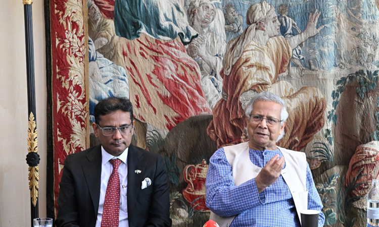 ইতালিতে প্রধান উপদেষ্টার সঙ্গে বাংলাদেশি কমিউনিটি নেতাদের সাক্ষাৎ