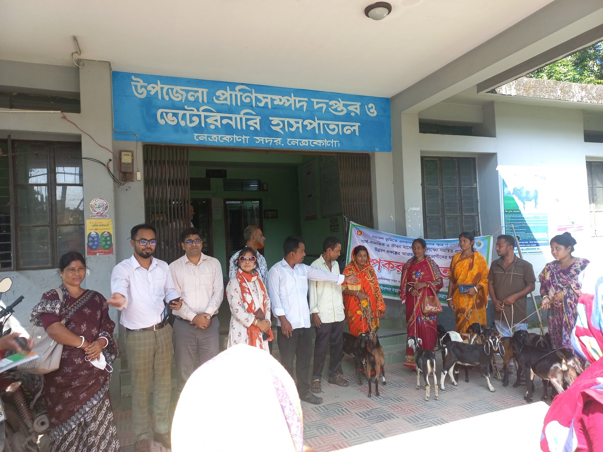 নেত্রকোণায় সমতলের ক্ষুদ্র নৃ-গোষ্ঠীর মধ্যে গবাদি পশু বিতরণ