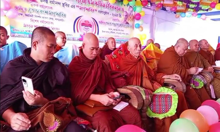 দীঘিনালার দিব্য রাজ কানন বৌদ্ধ বিহারে কঠিন চীবর দান উদযাপন
