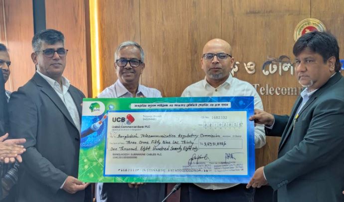 বিটিআরসি’র কাছে চেক হস্তান্তর করল বিএসসিপিএলসি