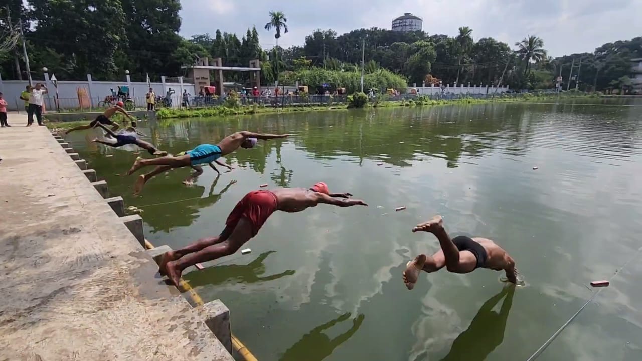 নেত্রকোণায় মাসব্যাপী সাঁতার প্রশিক্ষণ শুরু