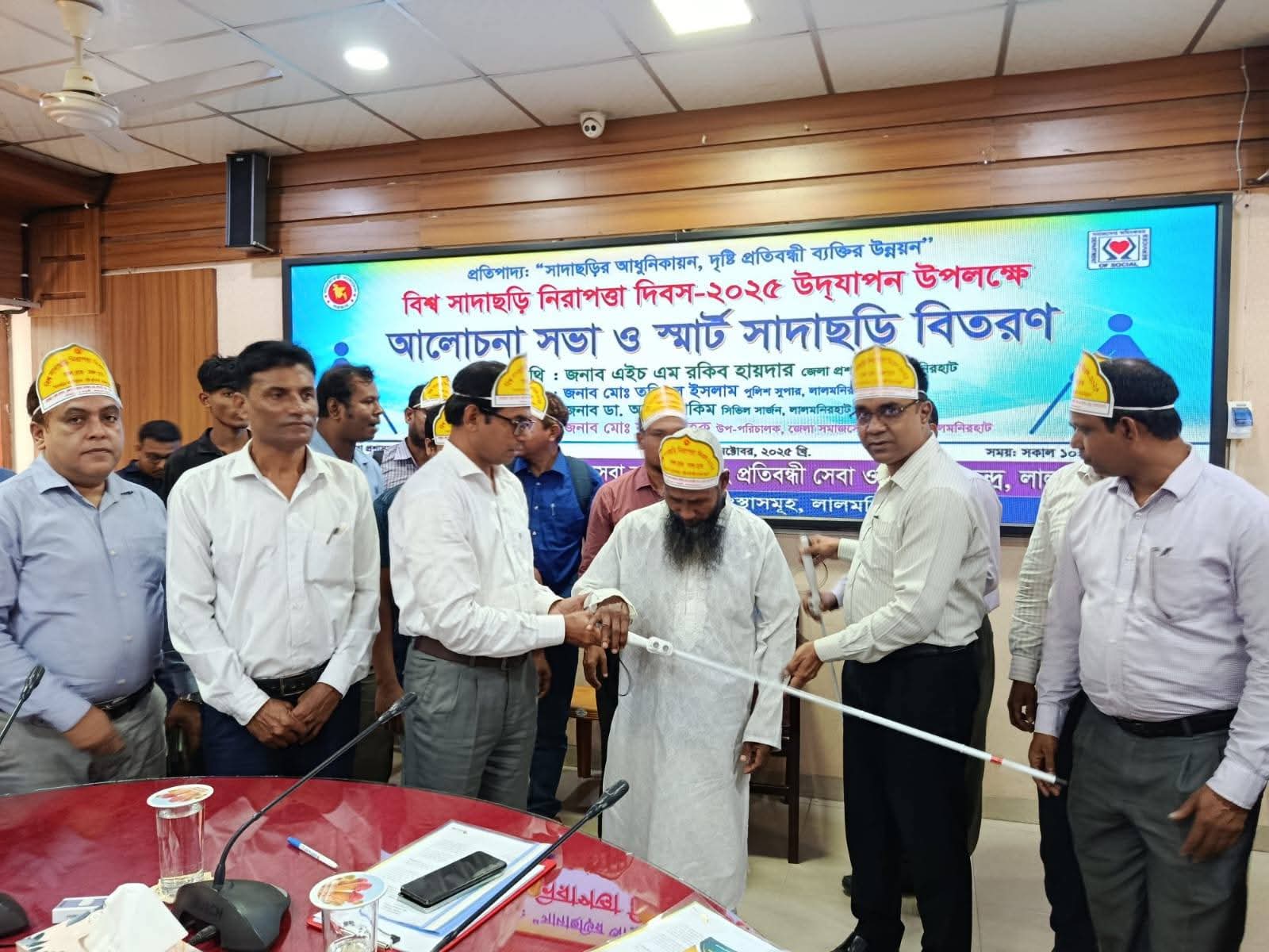 লালমনিরহাটে স্মার্ট সাদাছড়ি বিতরণ