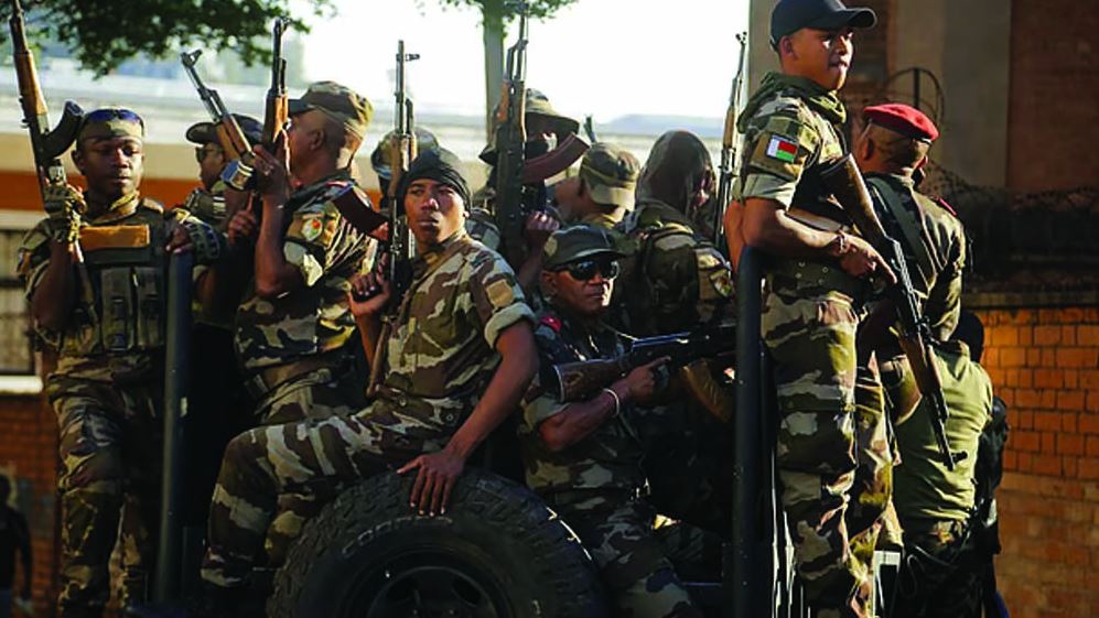 প্রেসিডেন্টের অভিশংসনের পর মাদাগাস্কারে সামরিক বাহিনীর ক্ষমতা দখল 