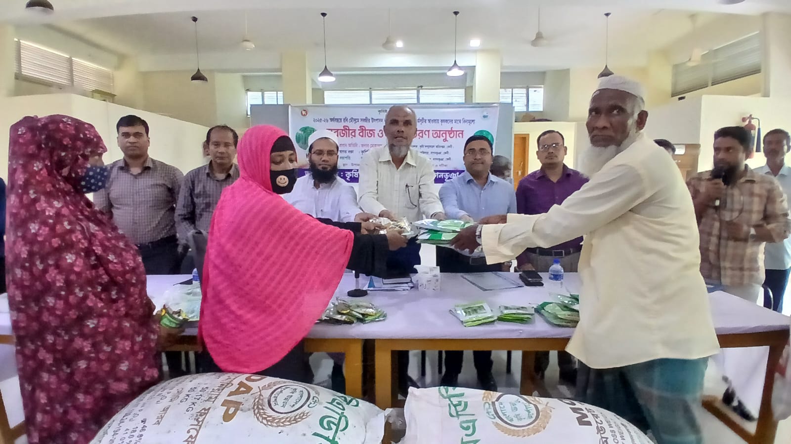ফেনীতে বিনামূল্যে সার ও বীজ বিতরণ
