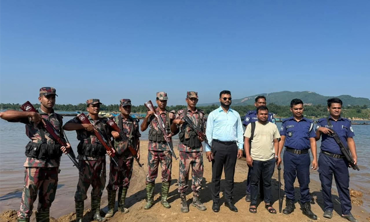 সুনামগঞ্জে যাদুকাটায় বালুভর্তি নৌকা জব্দ