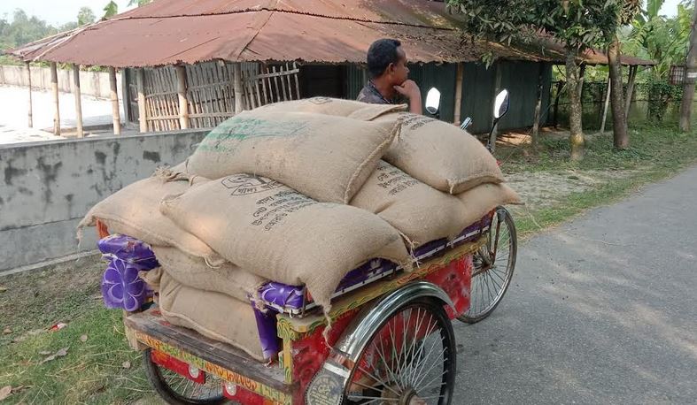 জয়পুরহাটে ভিডব্লিউবির চাল জব্দ, জরিমানা