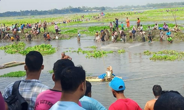 ঠাকুরগাঁওয়ে বুড়ির বাঁধের ঐতিহ্যবাহী মাছ ধরা উৎসব যেন এক মিলনমেলা 