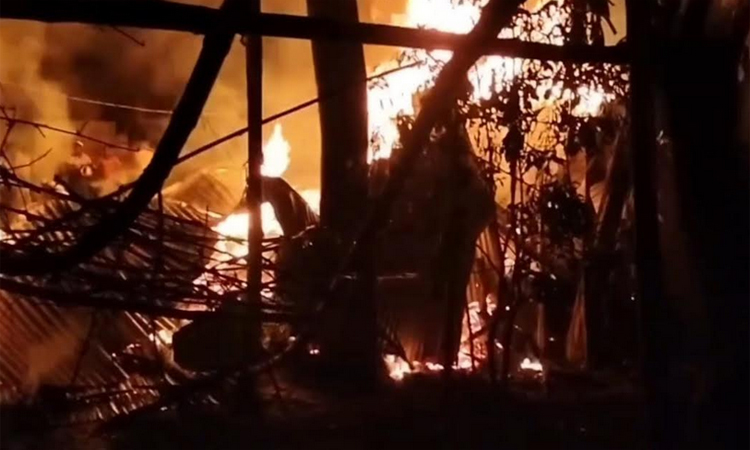 কিশোরগঞ্জে অগ্নিকাণ্ডে বসতঘর পুড়ে ছাই, মারা গেছে গবাদিপশু