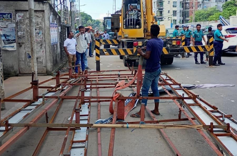 অবৈধ সাইনবোর্ড উচ্ছেদে চসিকের অভিযান