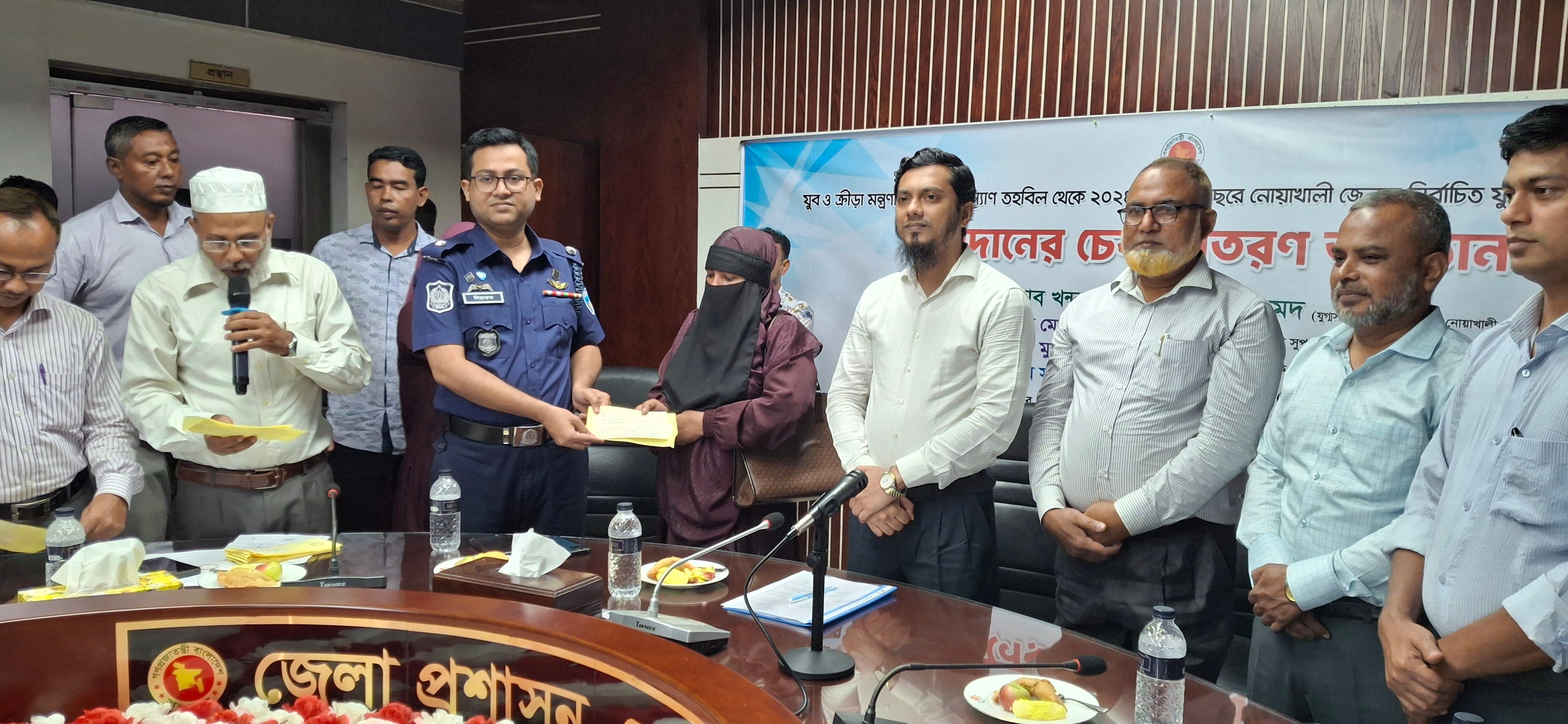 নোয়াখালীতে যুব সংগঠনের মাঝে চেক বিতরণ