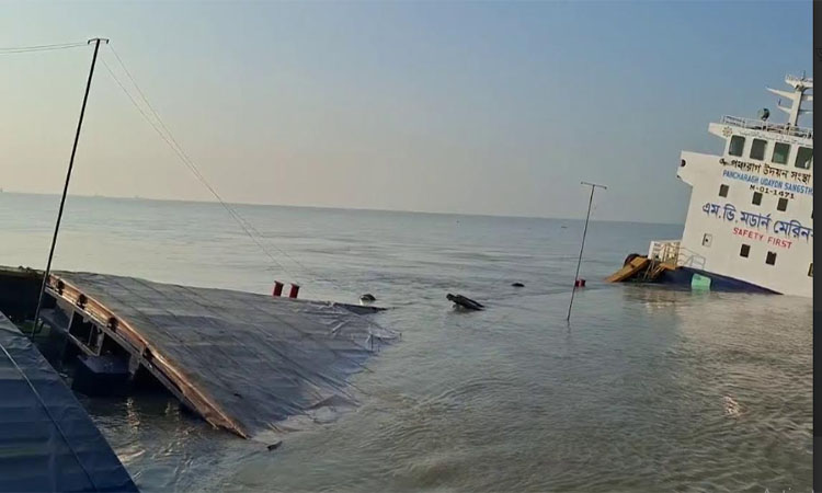 ভোলার তজুমদ্দিনে ২ লাইটার জাহাজে সংঘর্ষ, ১৩ ক্রু উদ্ধার