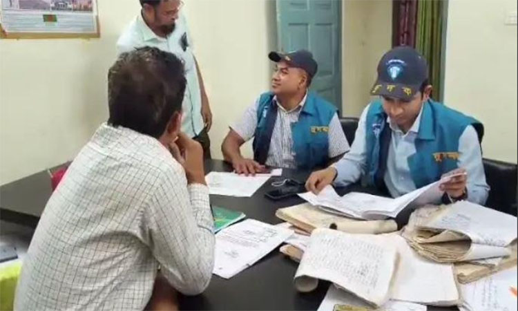 দিনাজপুর জোনাল ও  বিরামপুরে সেটেলমেন্ট অফিসে দুদকের অভিযান