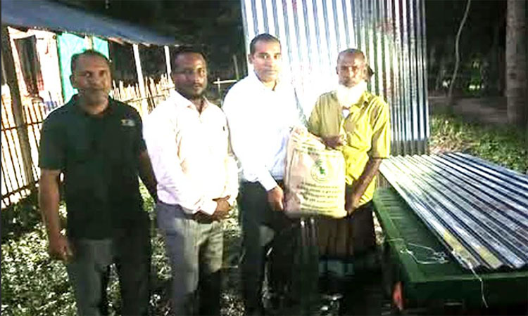 নওগাঁয় দিনমজুর কালাম পেলেন সরকারি সহায়তা 