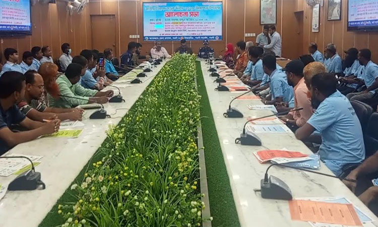 নিরাপদ সড়ক দিবসে নওগাঁয় হেলমেট বিতরণ
