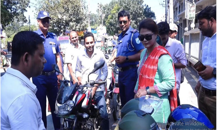 টাঙ্গাইলে নিরাপদ সড়ক দিবসে পথচারীদের মাঝে হেলমেট বিতরণ